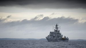 Svensk kryssare i vatten